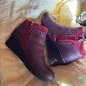 KEEN WEDGE ZIP 8.5 Woman's Ankle Bootie Red LIKE NEW